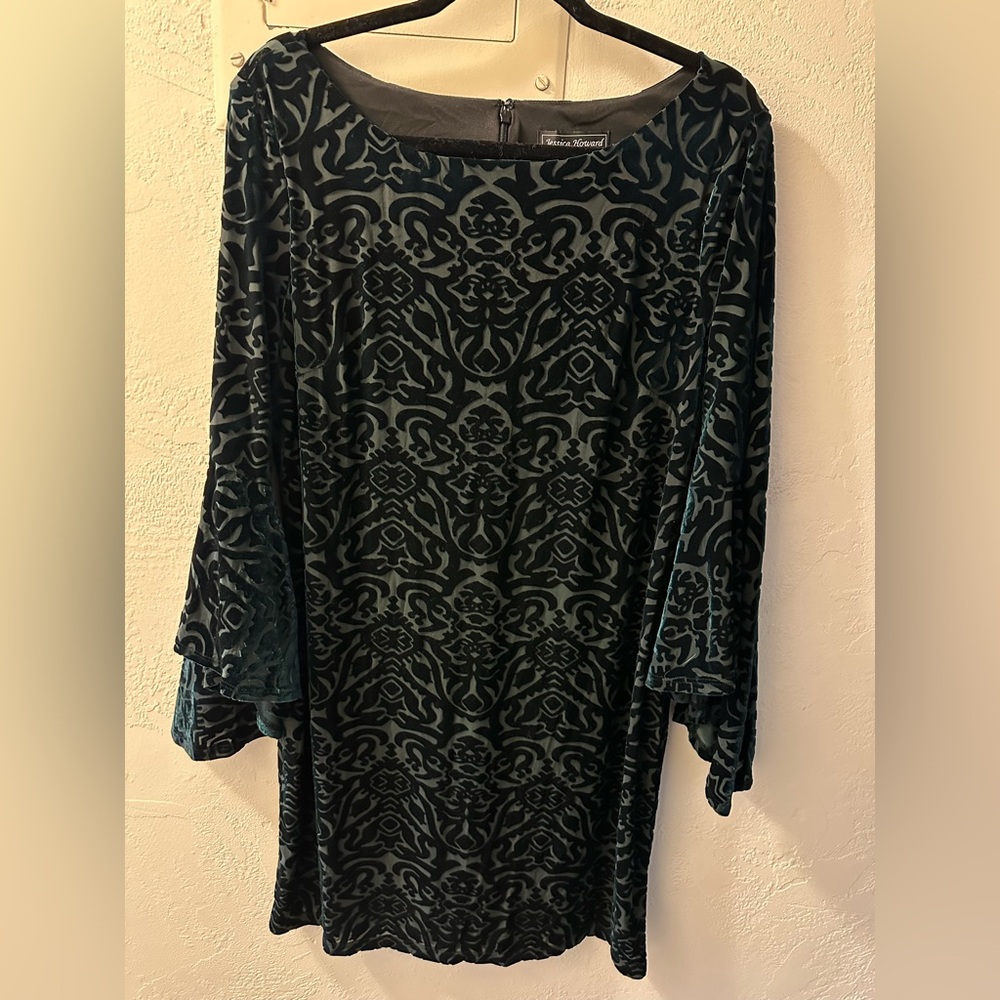 Jessica Howard Dark Goth Witchy Emerald Green Velvet Bell Sleeve Flowy Dress
